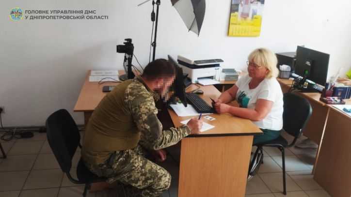 На прифронтовій Дніпропетровщині міграційники майже щоденно надають послуги захисникам України, які приїздять з фронту