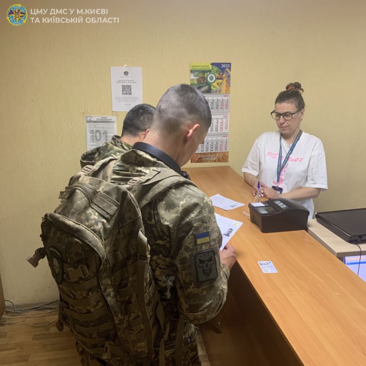 У Києві звільнених з полону захисників України документували без сплати адмінзбору
