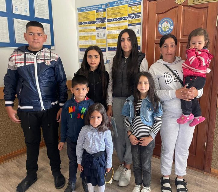 У Сторожинці оформили закордонні паспорти багатодітній родині
