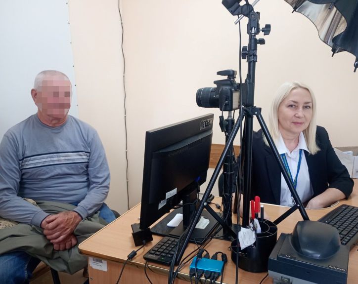 У Вижниці оформили ID-картку пораненому військовослужбовцю