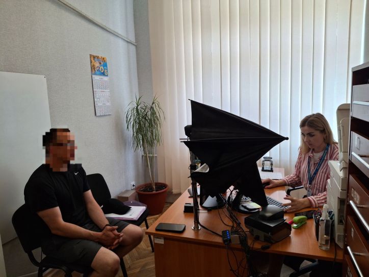 Закордонний паспорт для захисника після звільнення з полону
