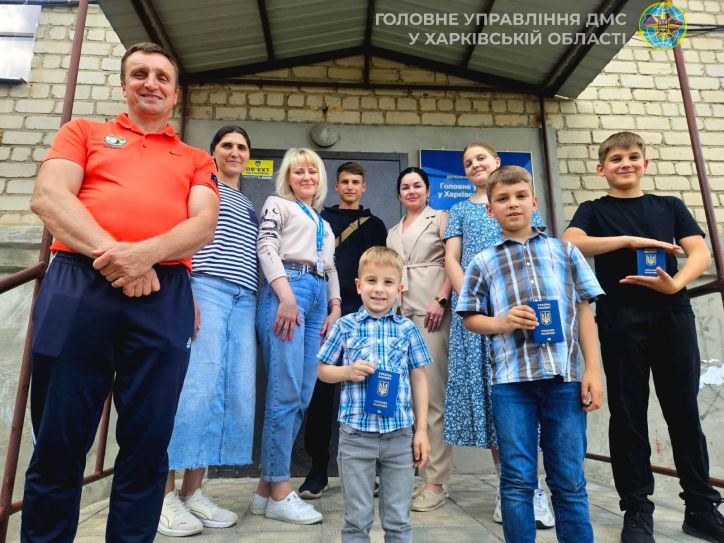 Багатодітна родина з Балаклії отримала закордонні паспорти