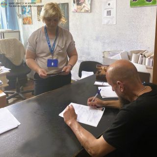 Подвійна радість: у Києві швидко привели іменинникам документи у відповідність до вимог