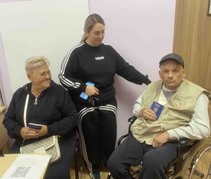 У Хотині видали паспорт маломобільному відвідувачу
