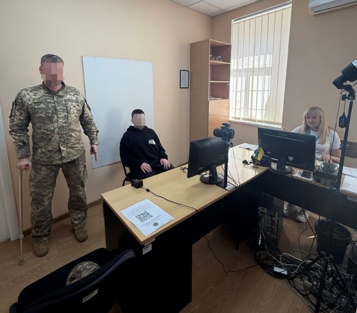 Люди з досвідом війни: У Вижниці оформили закордонний паспорт сину пораненого захисника