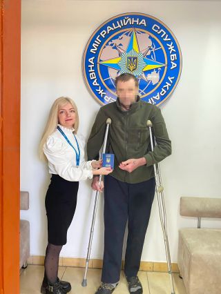 Шлях до одужання: військовослужбовець отримав паспорт для реабілітації за кордоном