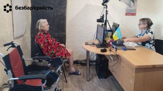 У Вільногірському секторі ДМС оформили закордонний паспорт заявниці з мало мобільної категорії громадян