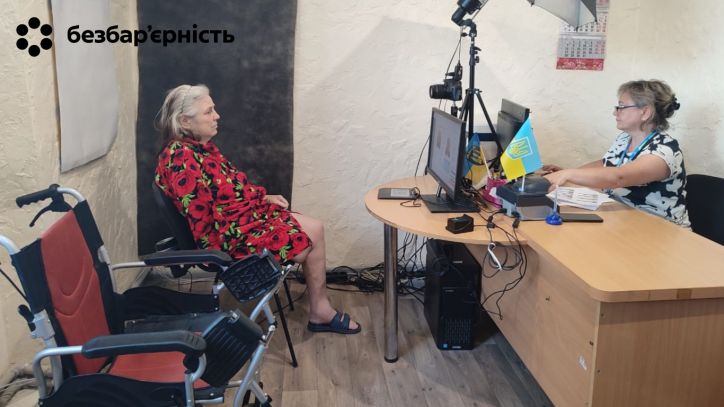 У Вільногірському секторі ДМС оформили закордонний паспорт заявниці з мало мобільної категорії громадян