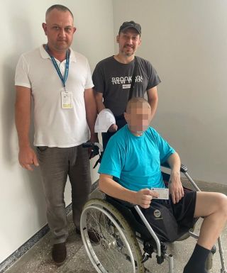 Люди з досвідом війни: У Сторожинці видали ID-картку важко травмованому військовослужбовцю