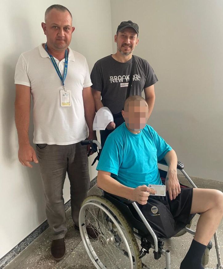 Люди з досвідом війни: У Сторожинці видали ID-картку важко травмованому військовослужбовцю