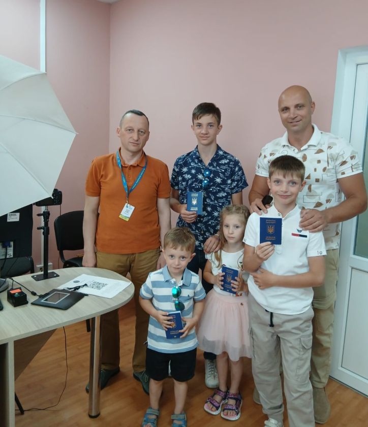 Закордонні паспорти для всієї родини: на Хмельниччині дедалі більше багатодітних сімей  оформлюють біометричні документи