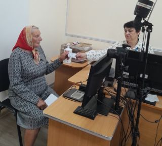 У Кельменцях оформили паспорти місцевій мешканці, син та онук якої захищають Україну