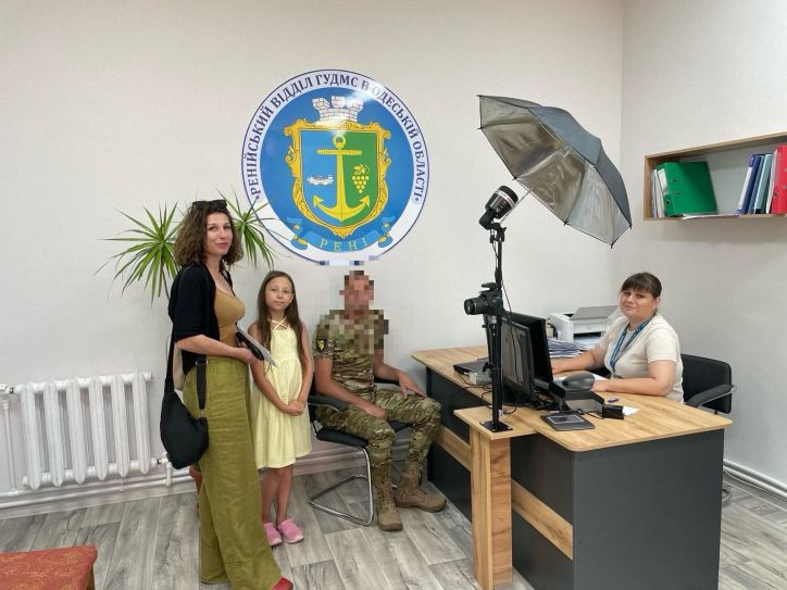 Захисник України оформив паспорт для донечки в Ренійському відділі міграційної служби