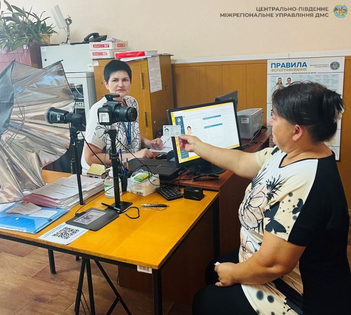 Без документів пів життя: мешканка Кіровоградщини отримала перший паспорт