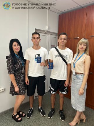 У Ізюмі брати-близнюки отримали свої перші паспорти громадянина України для виїзду за кордон