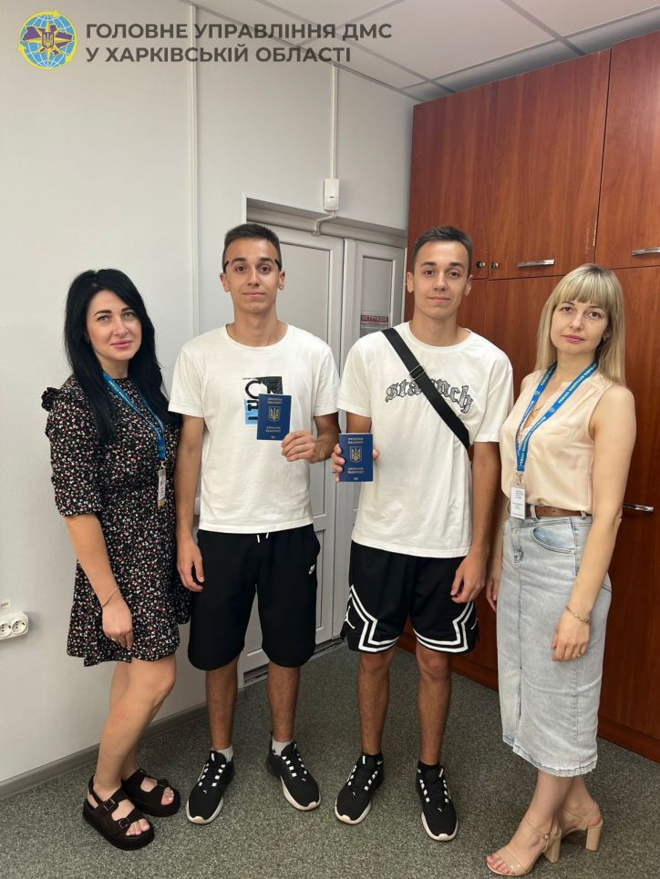У Ізюмі брати-близнюки отримали свої перші паспорти громадянина України для виїзду за кордон