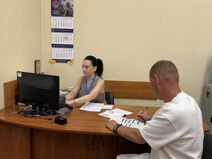Допомагаємо героям. В Одесі троє оборонців “Азовсталі” оформили закордонні паспорти