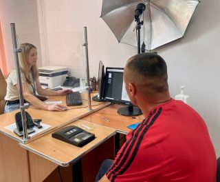 У Сокирянах оформили закордонний паспорт військовослужбовцю, який перебував два роки у полоні