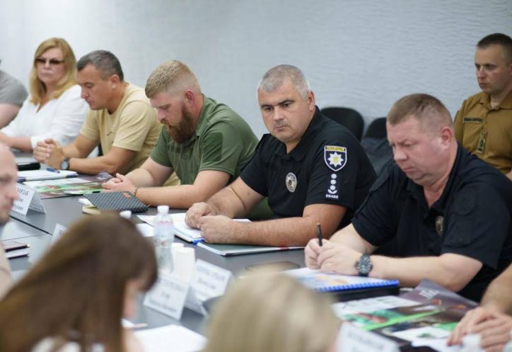 Відновлення та працевлаштування : участь УДМС у Херсонській області у важливій зустрічі щодо майбутнього поранених захисників