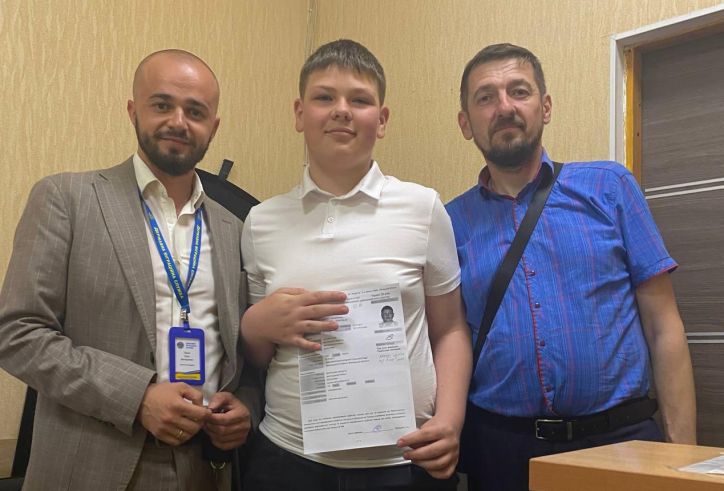 Перший паспорт, вручений Президентом України