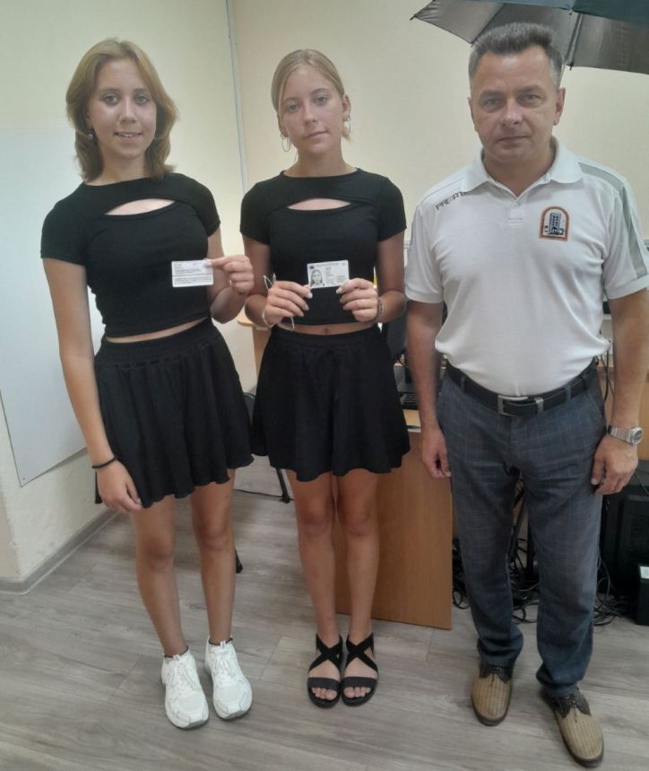 У Кельменцях видали ID-картки вперше сестрам-двійнятам