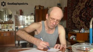 У Дніпрі міграційники виїхали на місце проживання чоловіка з мало мобільної групи та прийняли заяву на поновлення паспорта громадянина України