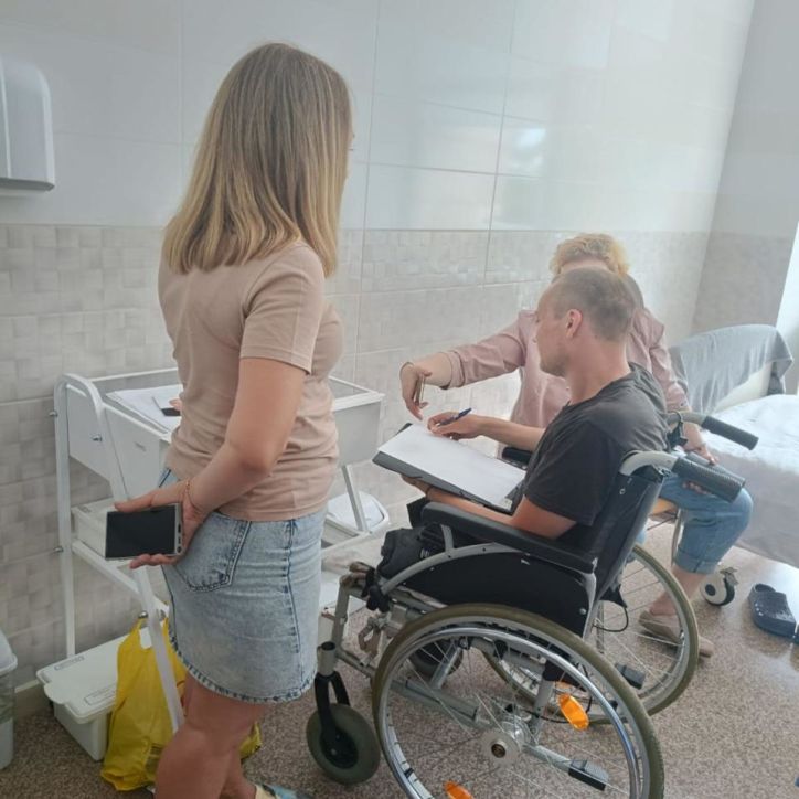 Працівники міграційної служби оформили паспорт громадянина України пораненому захиснику у медичному закладі Житомира