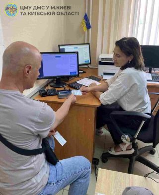На Київщині позачергово оформили паспорт звільненому з полону військовому