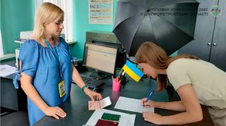 У Кривому Розі подовжили строк законного перебування в Україні та оформили заяву для отримання дозволу на імміграцію дружині загиблого захисника України