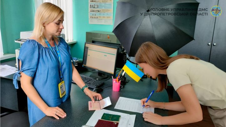 У Кривому Розі подовжили строк законного перебування в Україні та оформили заяву для отримання дозволу на імміграцію дружині загиблого захисника України