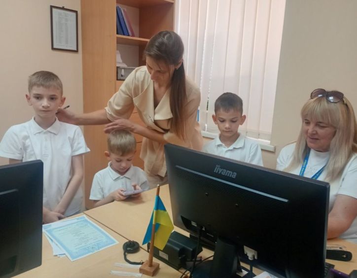 Міграційна служба сприяє об’єднанню родин: у Вижниці оформили закордонні паспорти багатодітній родині та відвідувачу поважного віку
