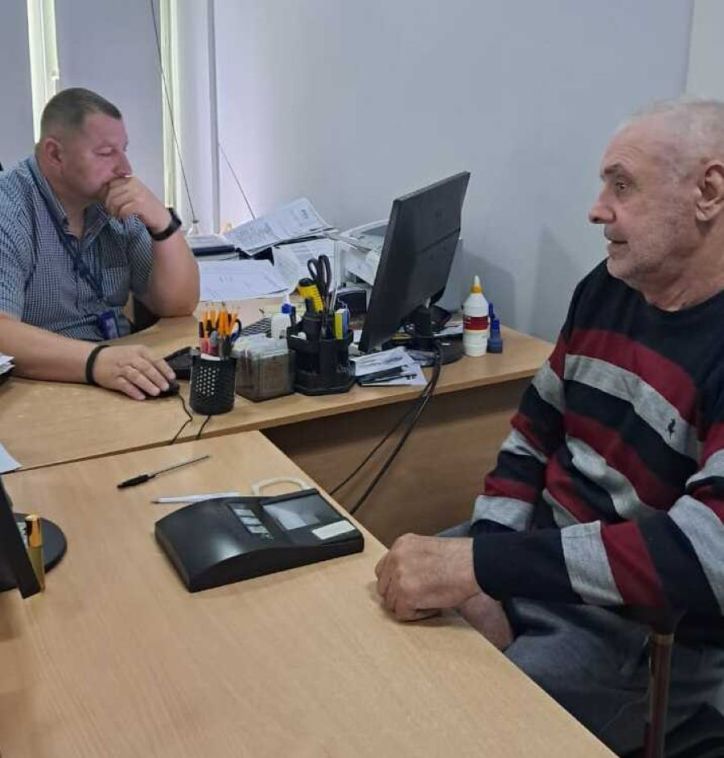 Безбар’єрність в дії: У Новоселиці оформили закордонний паспорт відвідувачу з особливими потребами