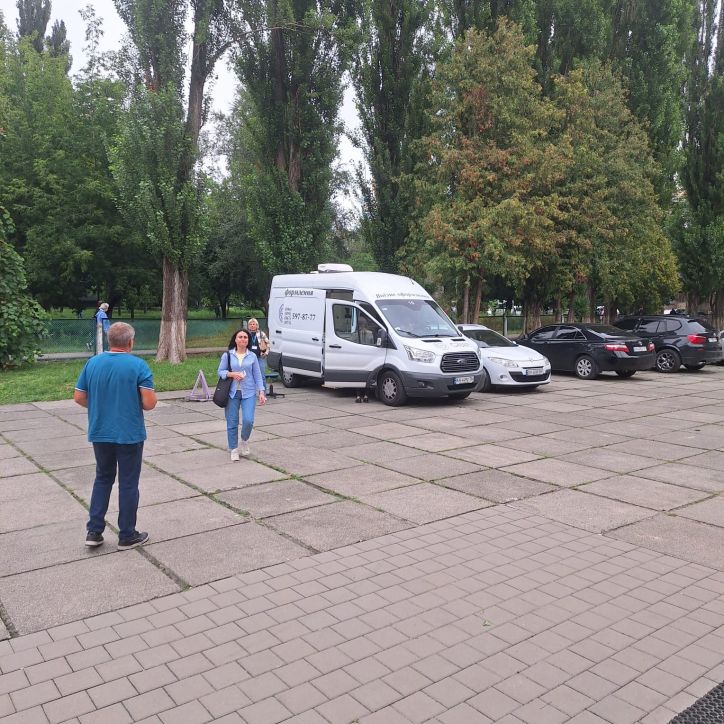 Київ: мобільна бригада оперативно надала допомогу постраждалим від обстрілу