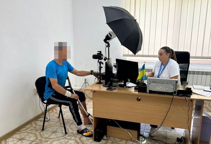 У Хустському відділі ДМС оформили нову ID-картку військовослужбовцю з Луганщини