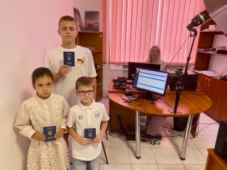 Паспорти для всієї родини – мама знає, як все встигнути
