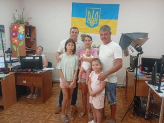 Ще одна щаслива родина з біометричними паспортами!