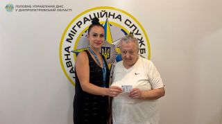У Кривому Розі літня жінка з Донеччини, яка ще у 2021 році втратила документи, отримала сучасний паспорт громадянина України
