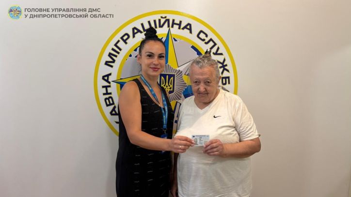 У Кривому Розі літня жінка з Донеччини, яка ще у 2021 році втратила документи, отримала сучасний паспорт громадянина України