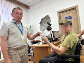 У Сваляві військовослужбовець отримав ID-картку під час реабілітації після поранення