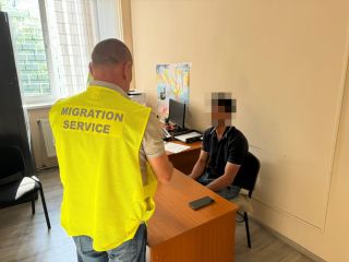Іноземця з недійсними документами виявлено на Закарпатті