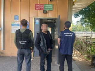 Міграційники Рівненщини примусово видворили нелегала з Азербайджану