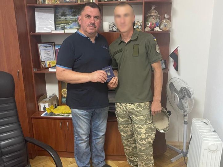 Військовий із Борщівщини у день народження оформив ID-картку
