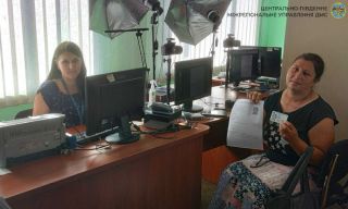 Перший паспорт у 45 років: як отримати документ, коли здається, що це неможливо