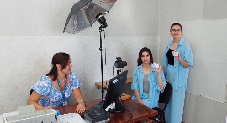 Видача перших ID-карток: двійнята отримали сучасні паспорти громадян України
