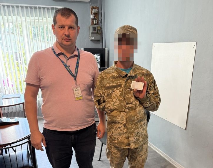 Допомога захисникам: у Рахівському відділі видано новий паспорт військовослужбовцю