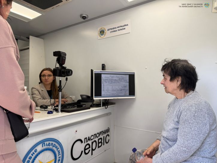 Київ: виїзна бригада міграційників допомогла оформити документи постраждалим від атаки рф