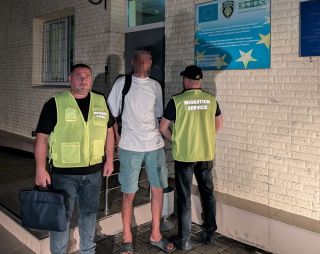 Міграційники затримали двох іноземців, які незаконно проживали в Україні