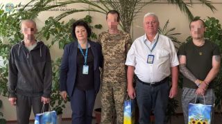 У Дніпрі міграційники відвідали військових, які проходять реабілітацію в одній з лікарень міста
