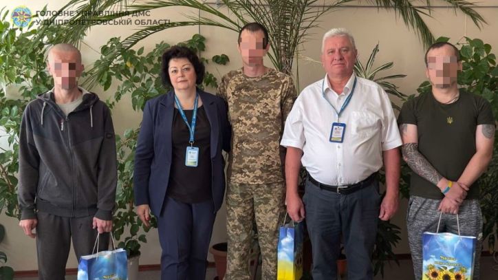 У Дніпрі міграційники відвідали військових, які проходять реабілітацію в одній з лікарень міста
