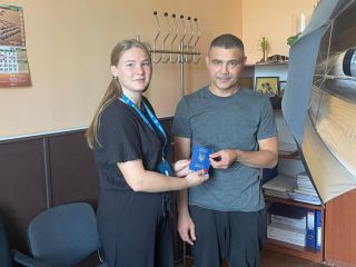 Захисник України, звільнений з полону, отримав закордонний паспорт у Романівському секторі УДМС